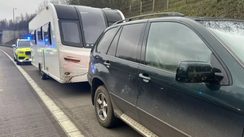 Politiet fandt ham på motorvejen: 11-årig var bag rattet i stjålet bil