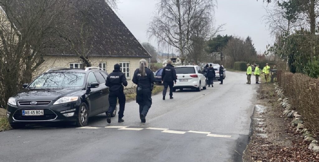 Politiet massivt til stede på villavej: Hus afspærret