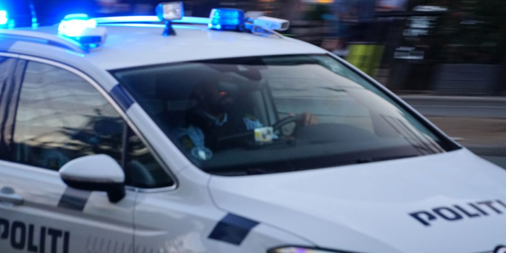 74-årig bilist fik ildebefindende, kørte ind i mur og døde