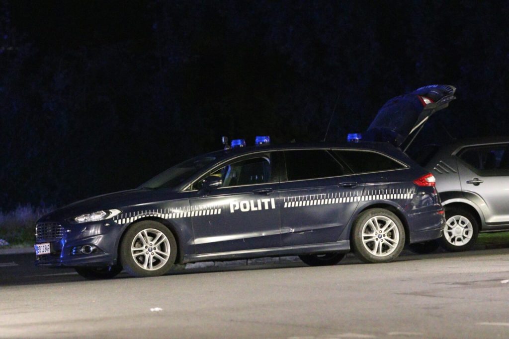 Vred på politiet: Bider politimand i benet