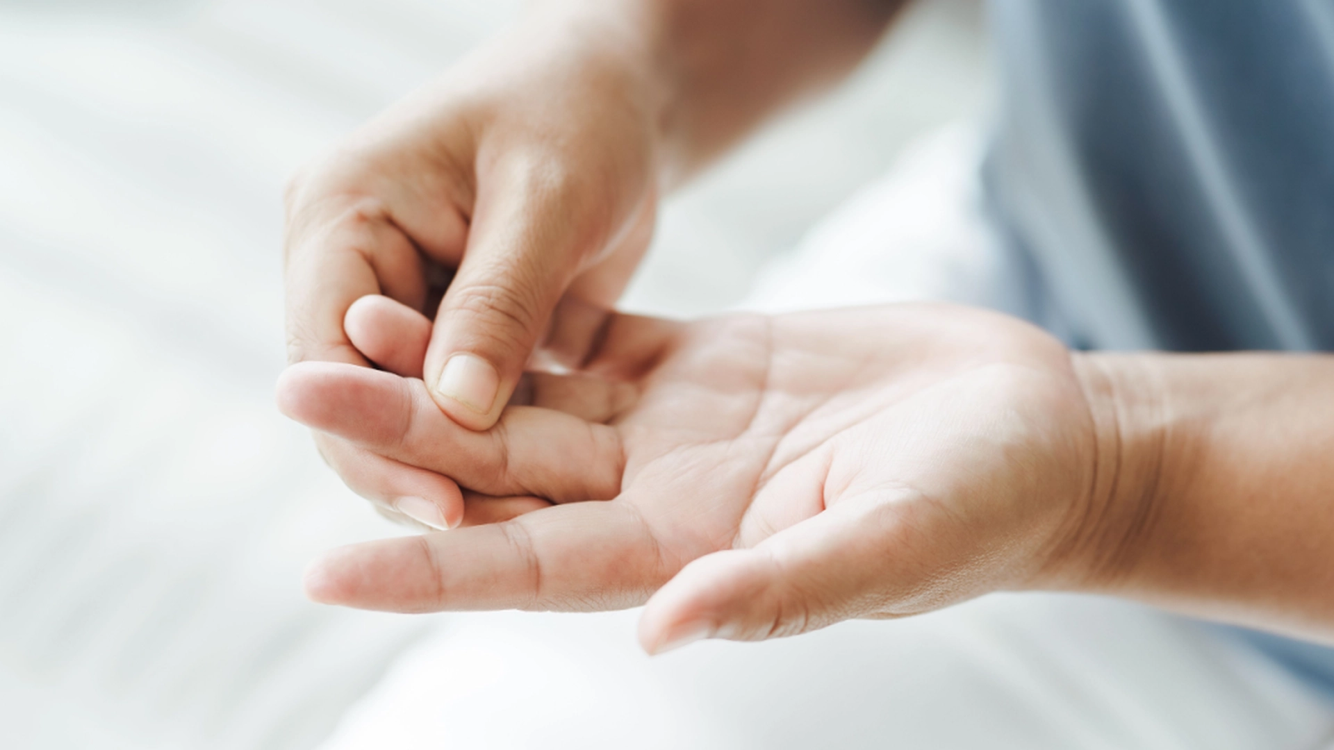 Følelsesløse og prikkende fingre? Vær opmærksom på disse advarselssignaler