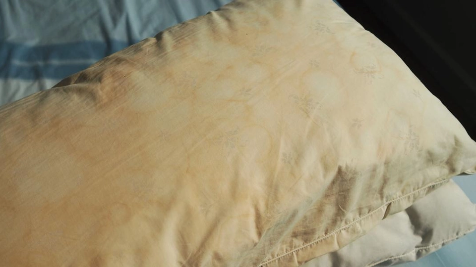 Mange har gule pletter på puden: Derfor er det et klart advarselstegn