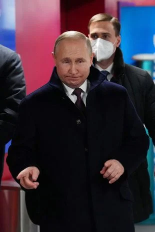 Putins skiftende ansigter: Operationsrygter, botox og sorte øjne