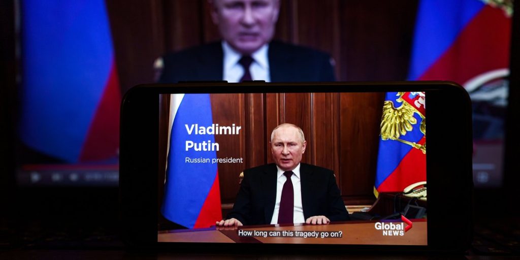 Nær allieret til Putin siger op og flygter fra Rusland