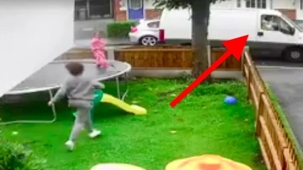 To piger hygger sig på trampolin i baghaven: Så begynder moderen at løbe panisk mod dem.