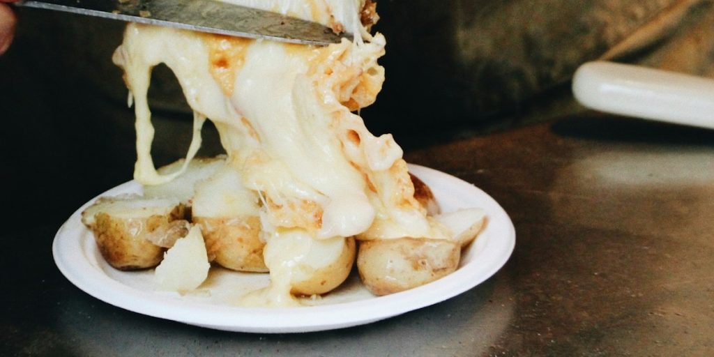 Sådan slipper du af med lugten af ost efter en raclette-aften
