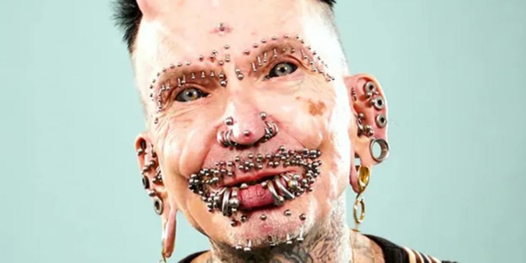 62-årige Rolf har blandt andet 278 piercinger i genitalierne: Se ham smide tøjet