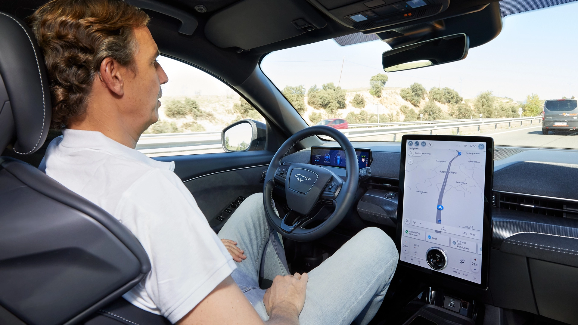 Ny teknologi godkendt: Disse bilister må fremover køre bil uden at have hænderne på rattet