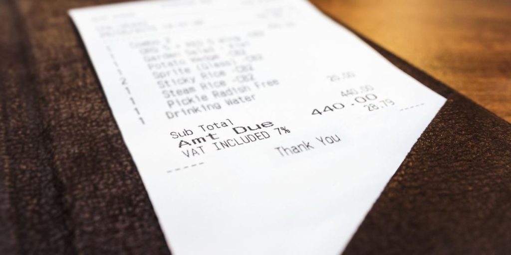 Mand tog på café for at spise: Da han får regningen, bliver han rasende