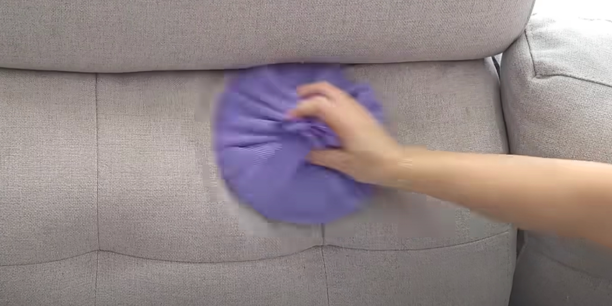 Rengør nemt din sofa og dit tæppe  på få minutter med et grydelåg