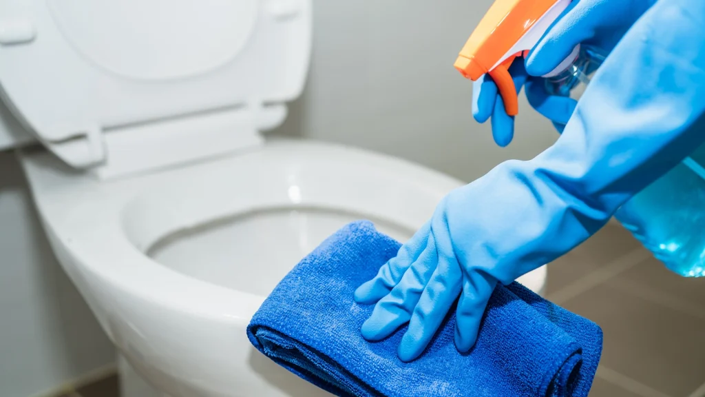 Rengøringsassistent afslører: Disse 3 rengøringsvaner til toilettet får min mave til at vende sig