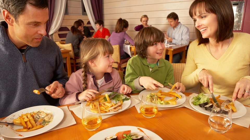 Restaurant indfører nyt gebyr: Er det over stregen eller helt retfærdigt?