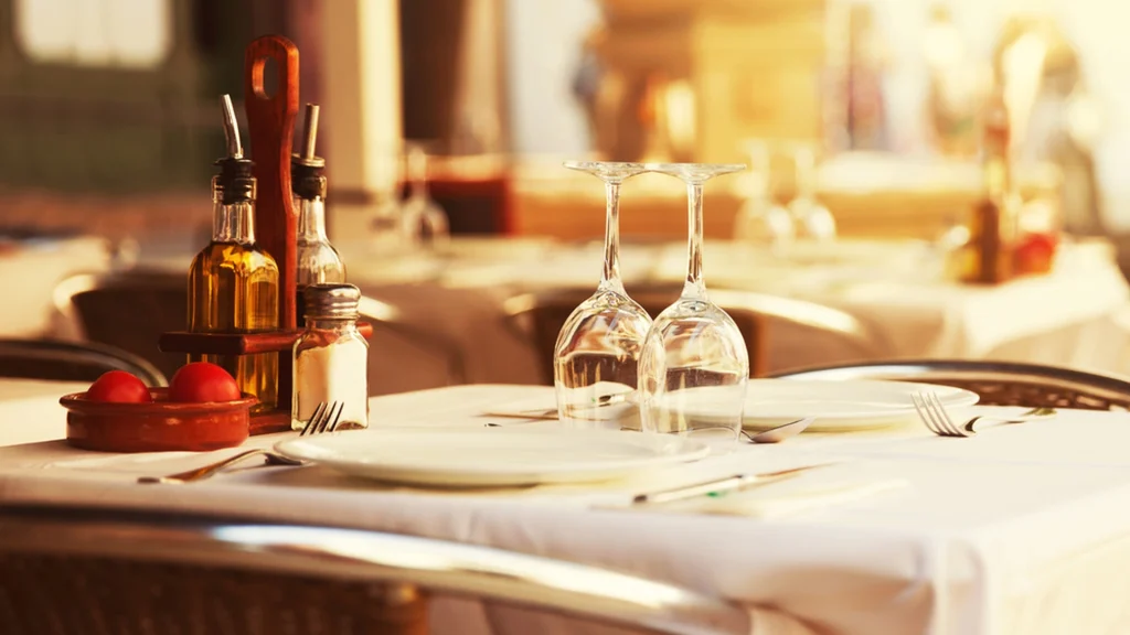 De reserverede bord til seks på restaurant: 20 minutter senere blev de smidt ud, fordi de manglede tre personer
