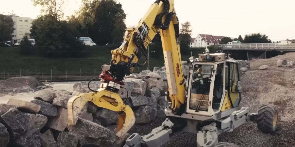 En robot-gravemaskine fra EPFZ bygger selv mure af sten