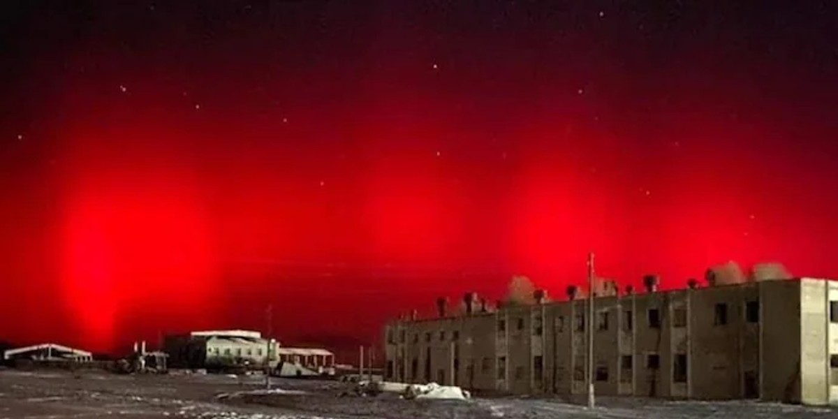 Himlen i Mongoliet blev på mystisk vis blodrød: Billeder viser det uhyggelige fænomen