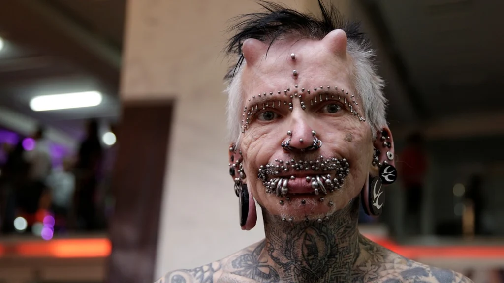 Den 62-årige Rolf har i alt 278 piercinger i i genitalierne: Nu gennemgår han en særlig operation.