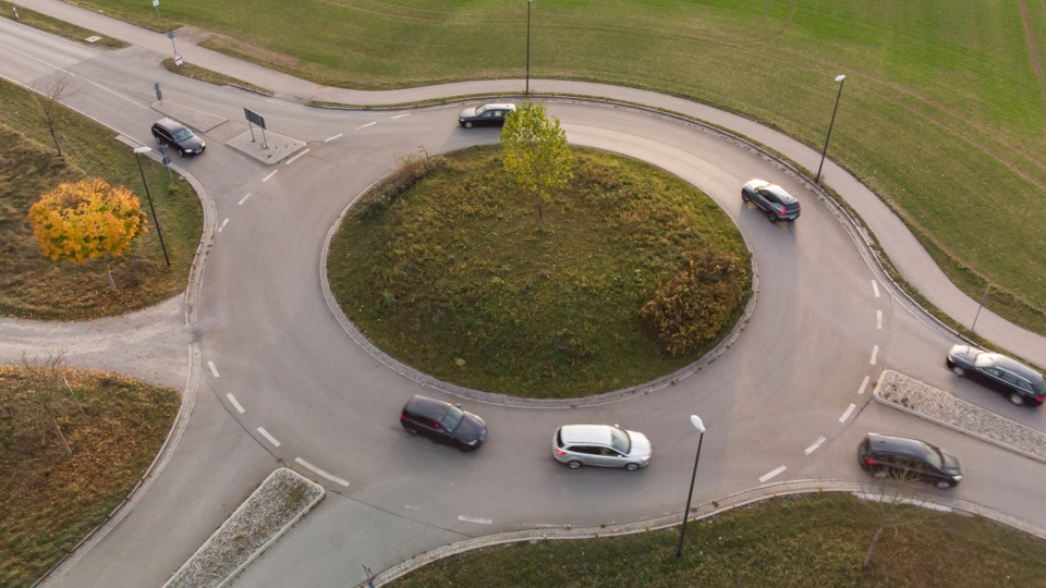 Forvirring blandt danske bilister: Sådan skal du bruge blinklyset, når du kører i en rundkørsel