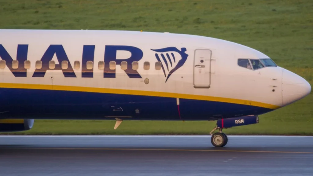 Ryanair-steward udleverede alkohol til passager: Hvad han så gjorde, fik ham fyret