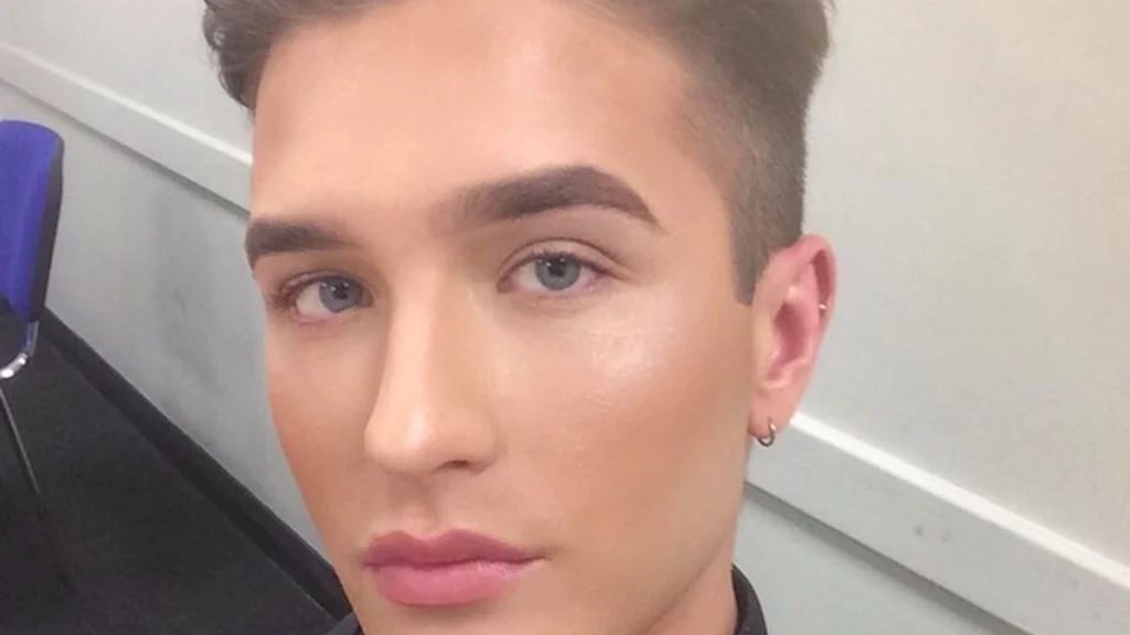 Chefen kræver, at ung mand fjerner sin makeup på arbejdspladsen: Hans svar går nettet rundt