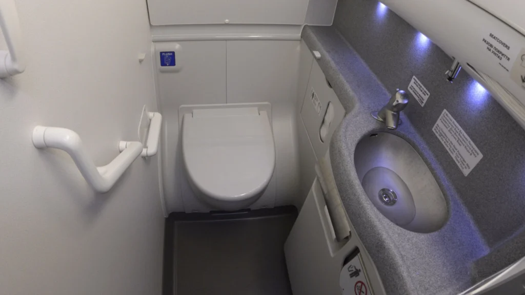 Stewardesse fandt hemmelig besked på flytoilettet: Så ringede hun omgående efter hjælp
