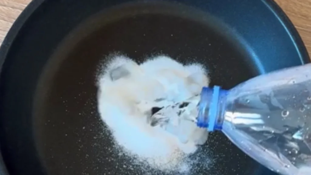 Han kombinerer salt, sukker og vand: Se så, hvad der sker
