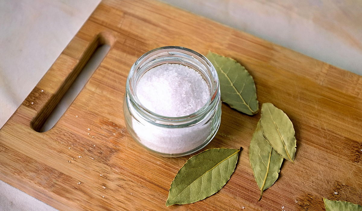 Nogen burde få en guldmedalje for dette geniale trick. Derfor skal du lægge laurbærblade i en skål med salt.