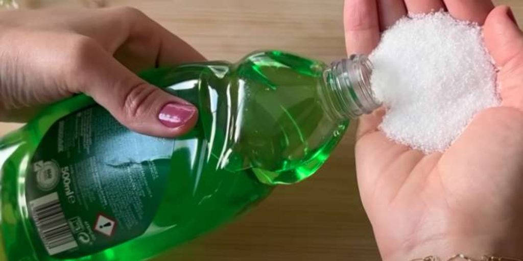 Hun tilføjer havsalt til sit opvaskemiddel: Se så bare magien ske