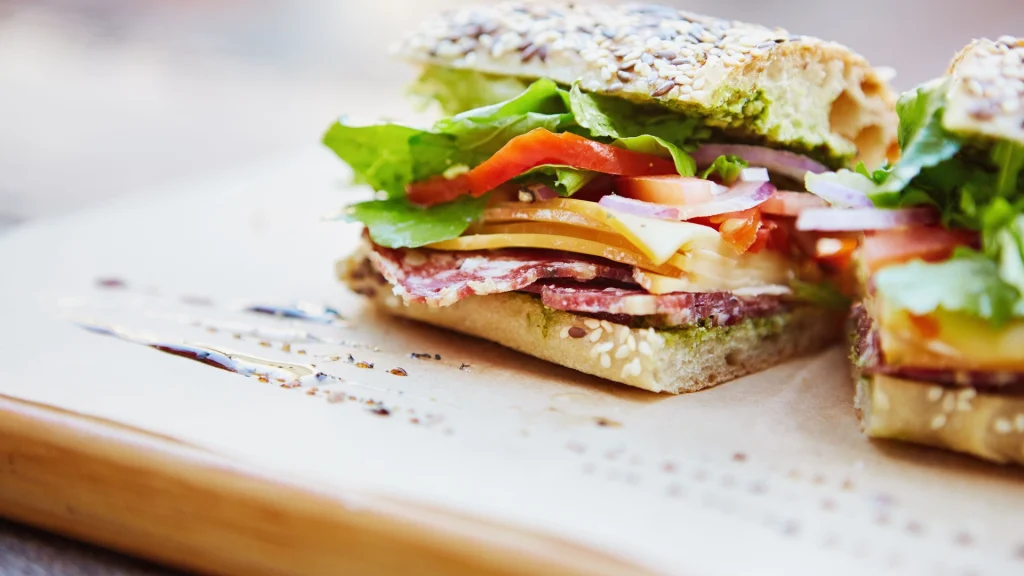 Kunde skulle betale tillæg for at få skåret en sandwich over i to på restaurant