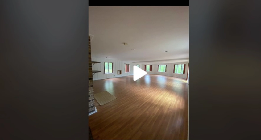 Kærestepar køber drømmehuset: Hvad de finder under gulvet, efterlader dem lamslået