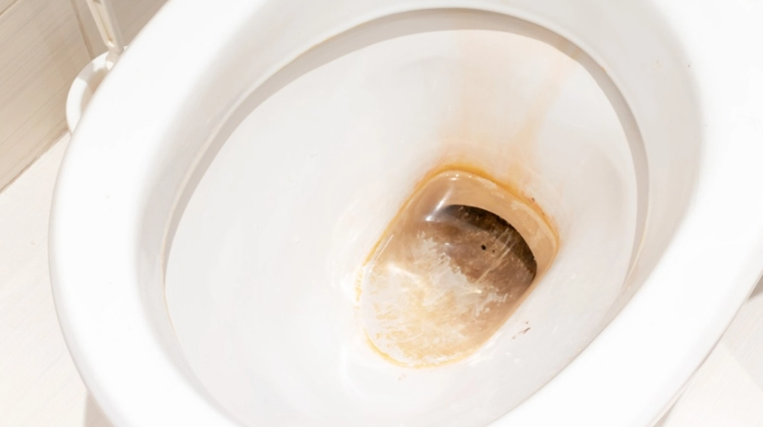 Smid det i toiletkummen. 15 minutter senere er dit toilet så god som ny.