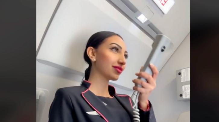 Stewardesse afslører: Det er ikke kun for at være høflige, de hilser på os, når vi går ombord på flyet