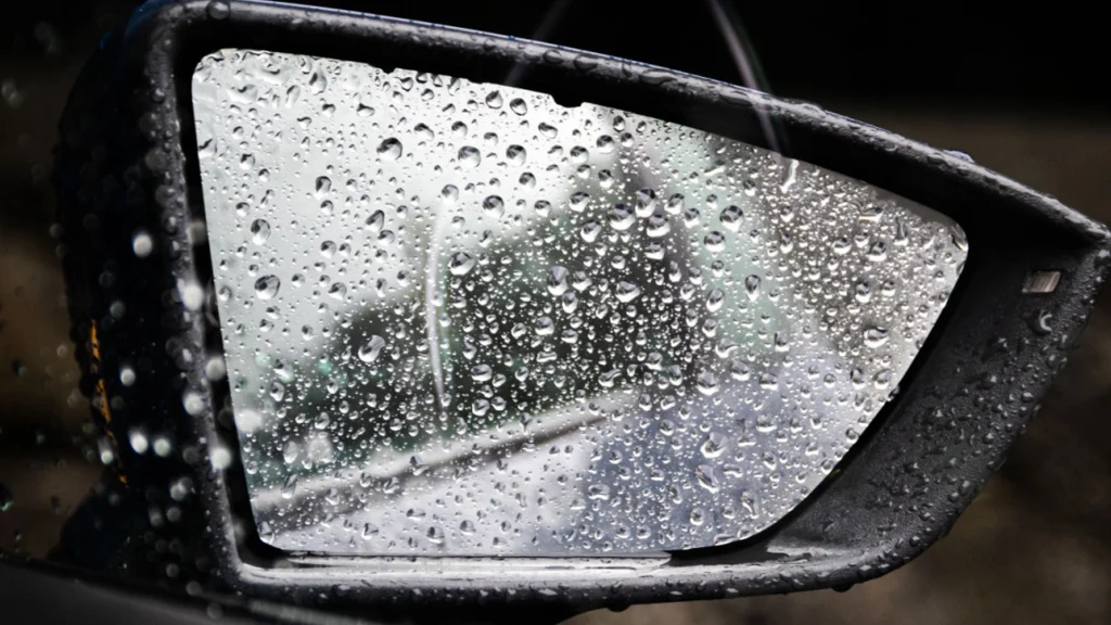 Flere kæmper med udsynet i bilen, når det regner: Her er knappen, der driver vandet væk
