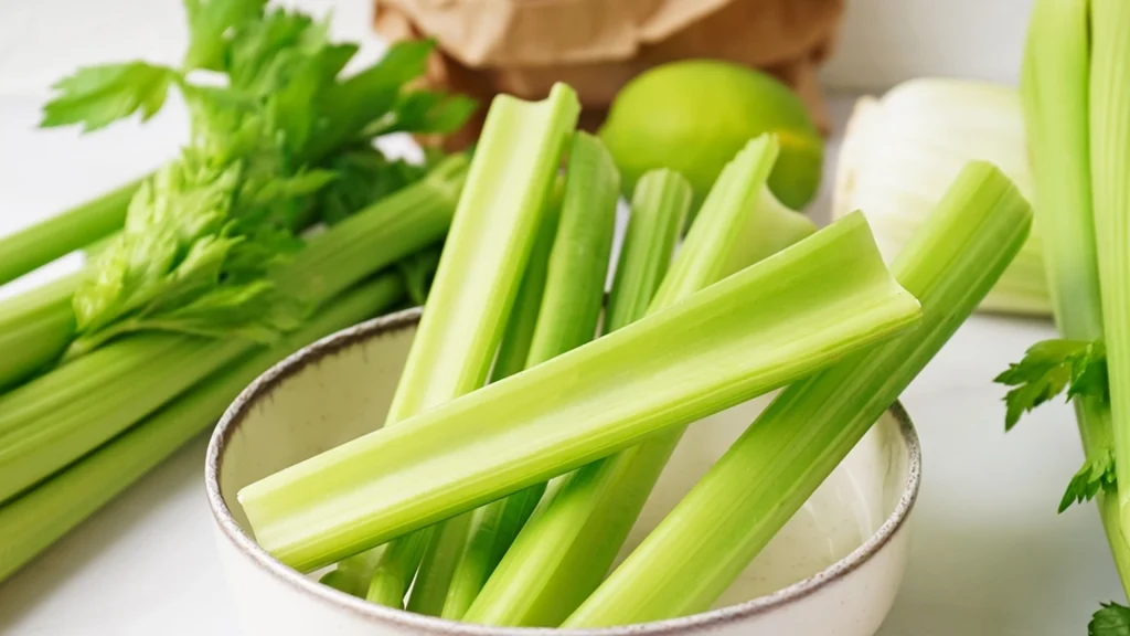 Her er grunden til at du bør spise selleri: Disse mange fordele findes i den oversete grøntsag
