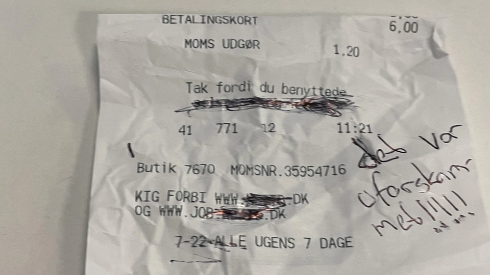 Servitrice ser kunde skrive besked på regningen: Da hun læser den få minutter efter løber det koldt ned ad ryggen