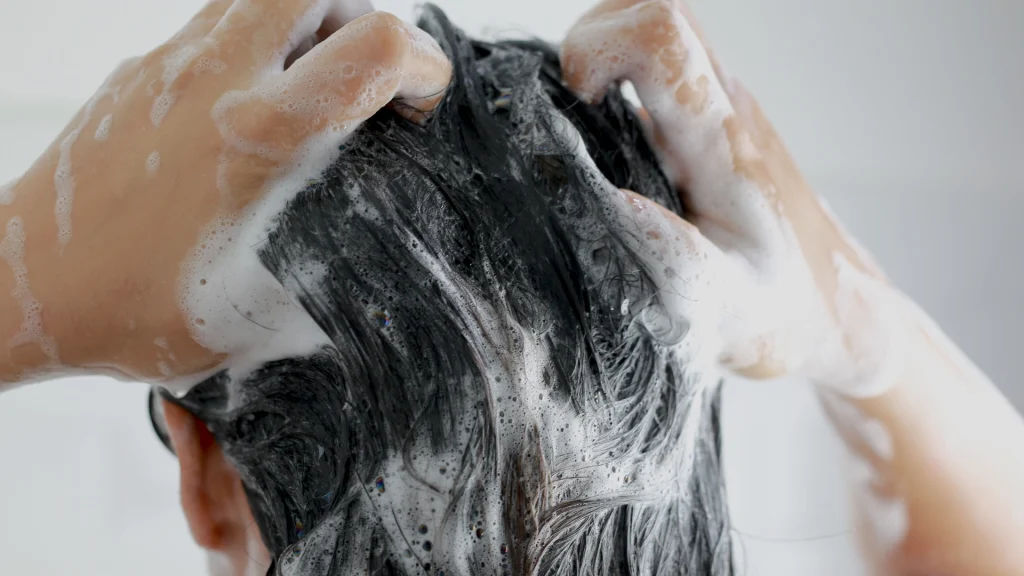 Du bruger det for ofte og 6 andre almindelig shampoofejl, der kan forårsage hårtab