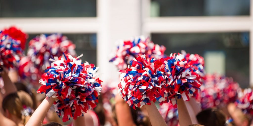 Mor lavede nøgenbilleder af datters cheerleader-rivaler