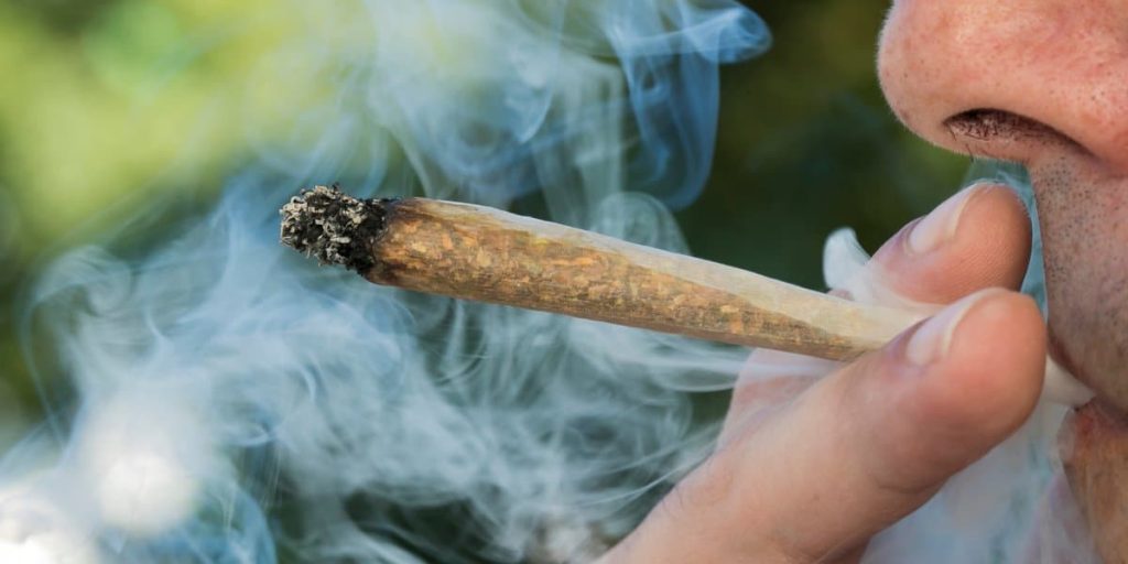 Tobaksrygning forbudt i privat hjem: Cannabis er i orden