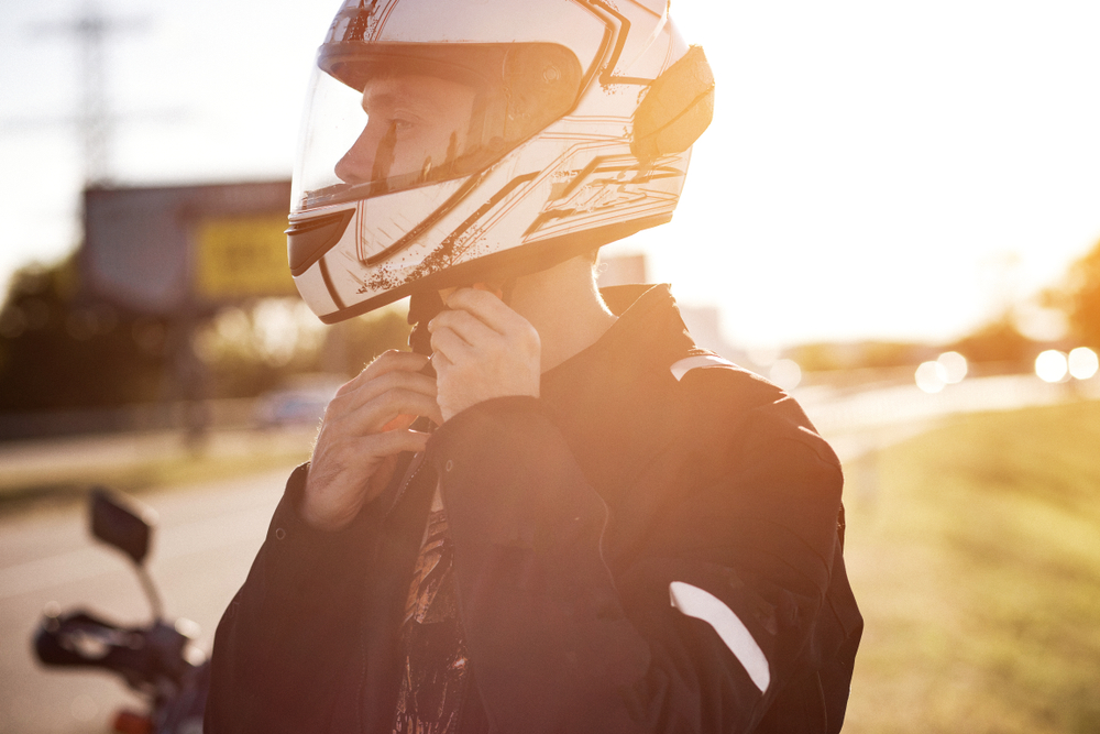 Det gælder alle bilister: Hvis du ser en motorcyklist banke på sin hjelm, så må du hellere være forsigtig
