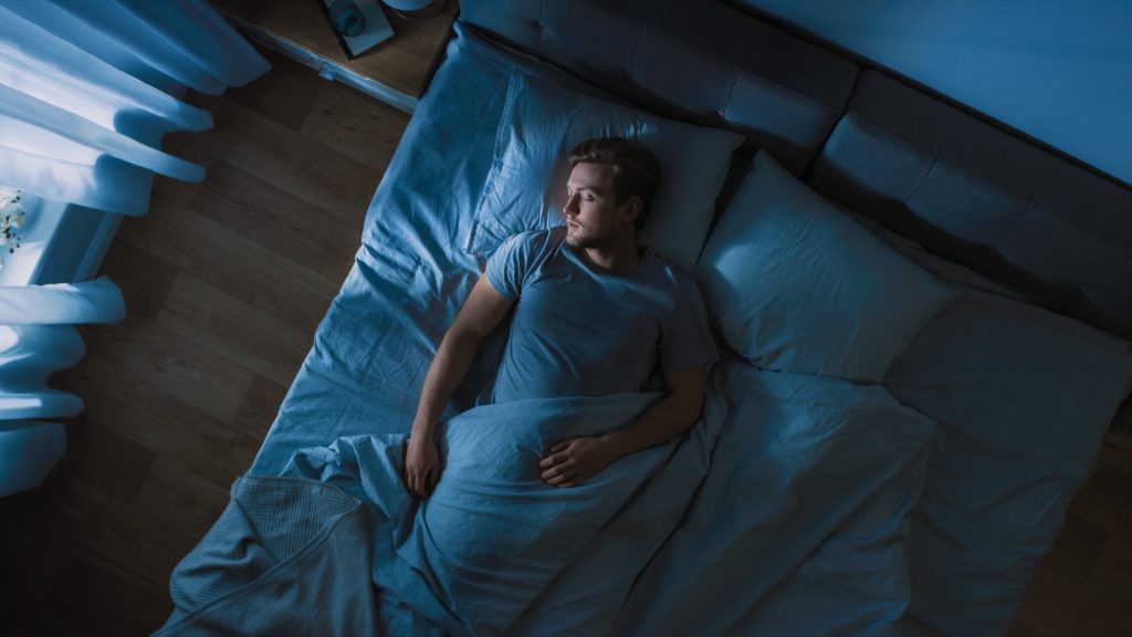 Næsten alle har oplevet det før, men ingen kender årsagen: Derfor spjætter du, inden du falder i søvn