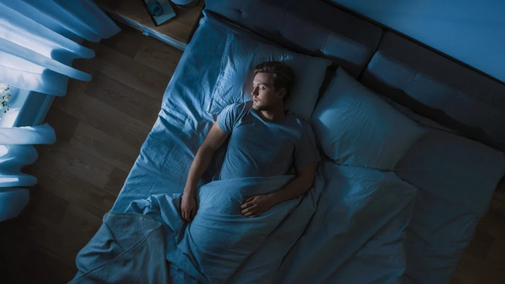 Næsten alle har oplevet det før, men ingen kender årsagen: Derfor spjætter du, inden du falder i søvn