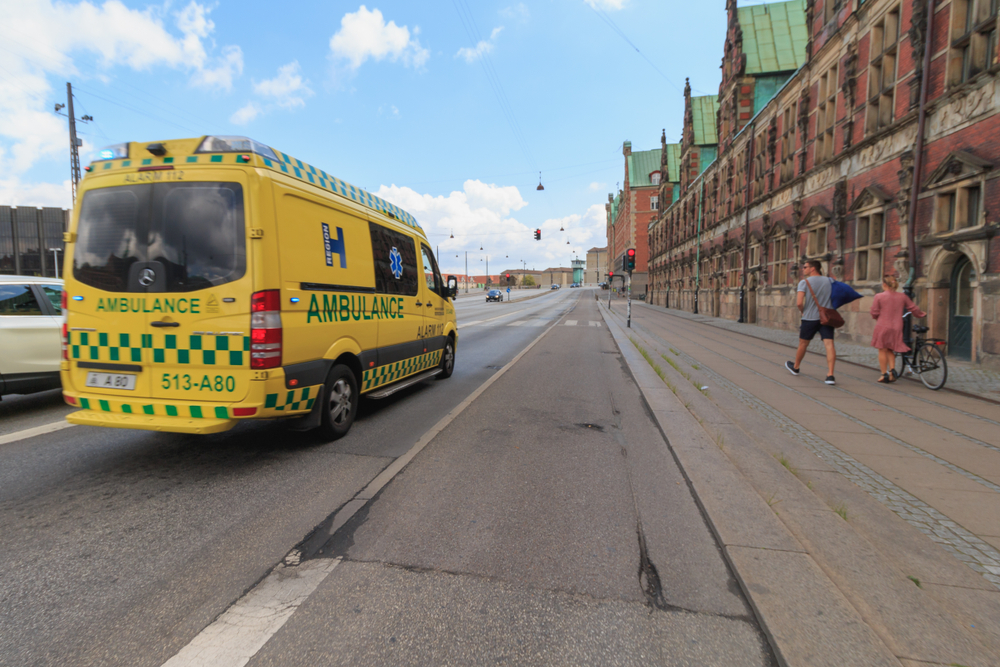 Må man køre over for rødt lys for at give plads til en ambulance? Svaret vil overraske dig