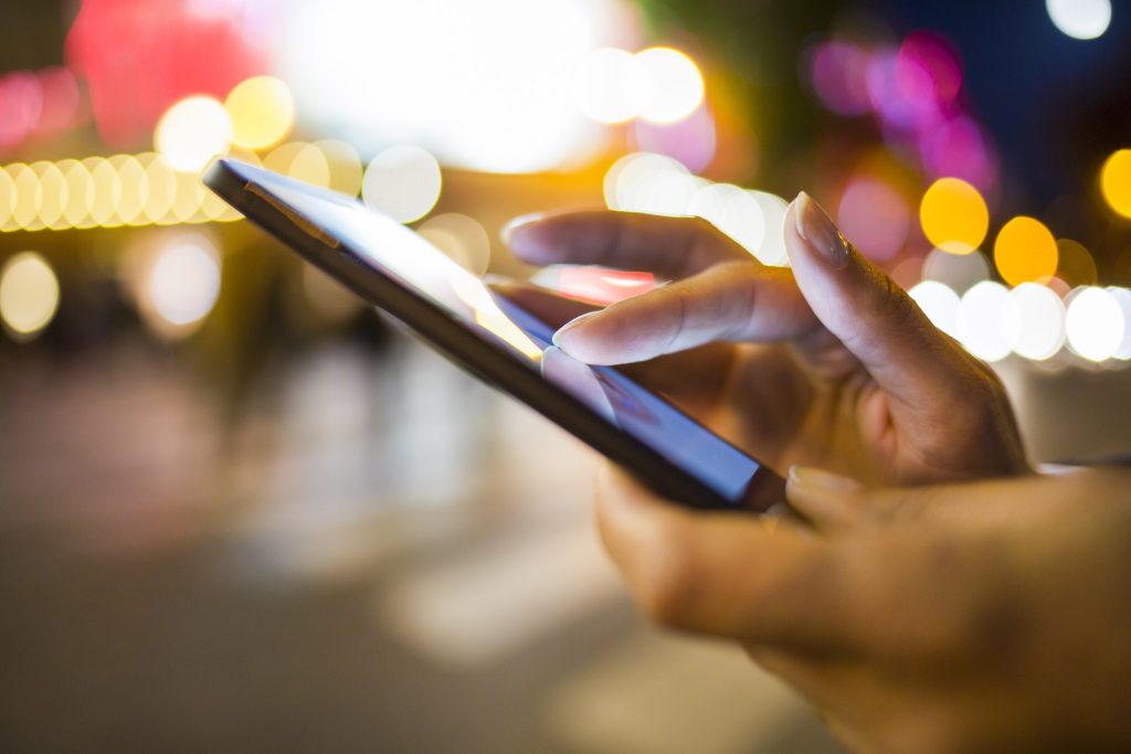 Din mobiltelefon lytter til dine samtaler: Sådan kan du deaktivere det