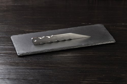 To såret efter knivangreb – gerningsmand på fri fod