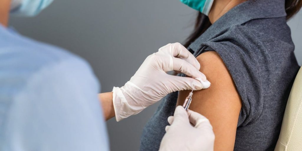Rødglødende telefoner i lægehuse: Danskere forsøger at springe over vaccinekøen