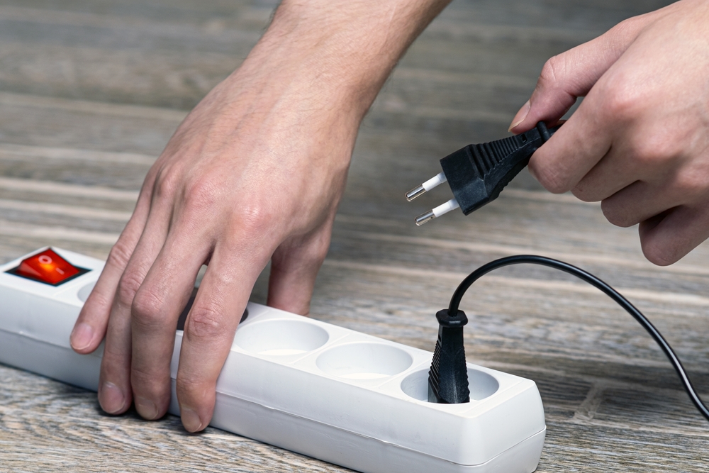 Træk stikket ud og sænk elregningen: Med disse få justeringer sparer du over 1000 kroner