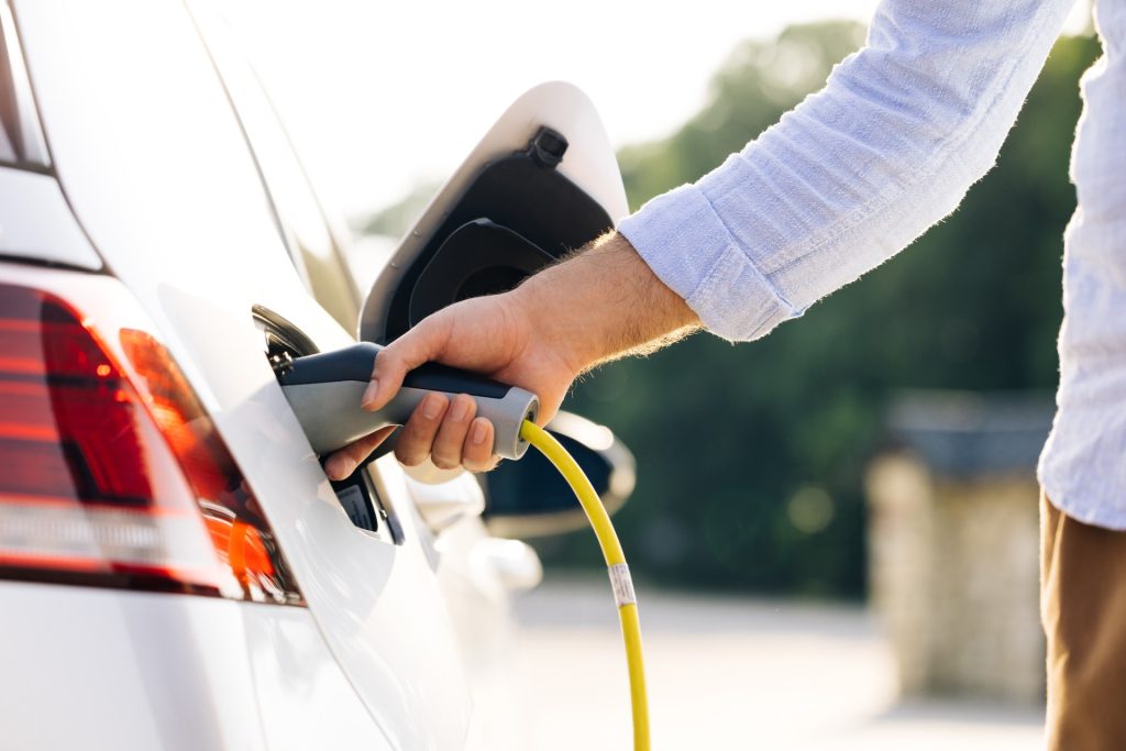 Ekspert deler: Her er 5 ting, der hurtigt dræner batteriet i din elbil