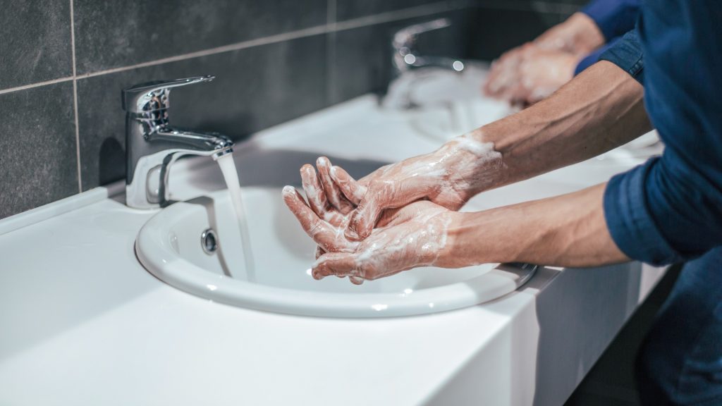 Hvordan tørrer du hænder på offentlige toiletter? Dette er det bedste måde ifølge Sundhedsstyrelsen