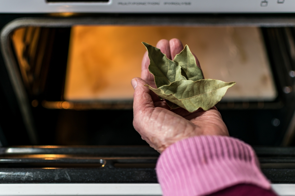 Nogen burde få en guldmedalje for dette trick. Put et par laurbærblade på bagepladen, tænd i 20 minutter og se magien ske