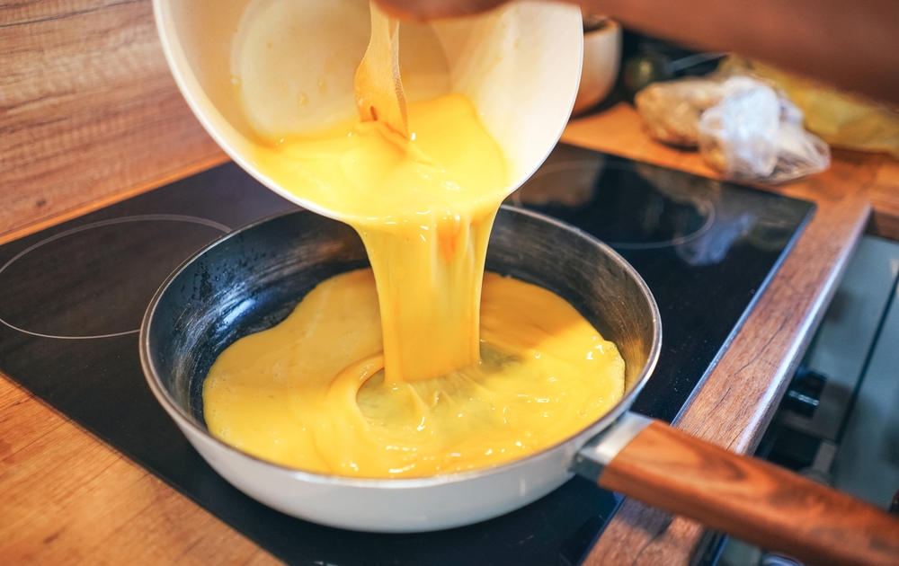 Tag 2 æg og disse 4 ingredienser: På få minutter har du en ret, der er bedre end almindelig røræg