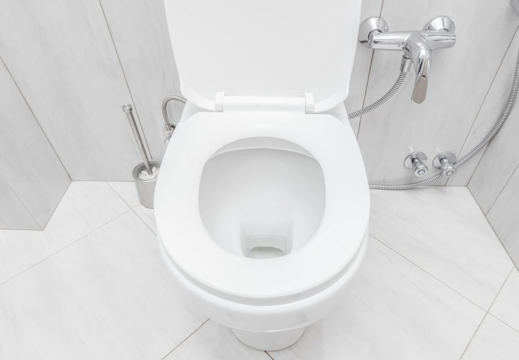 Dette er tricket, ejendomsmæglere bruger til at fjerne brune pletter fra toilettet